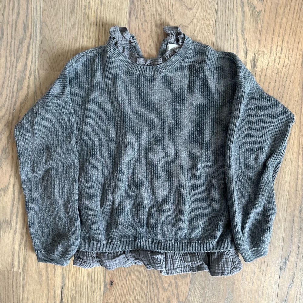 Grey sweater with neck and hem cotton gauze detail